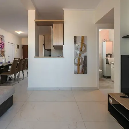 Apartment Donatella -apt 1- 10m Vom Strand Entfernt Pjescana Uvala